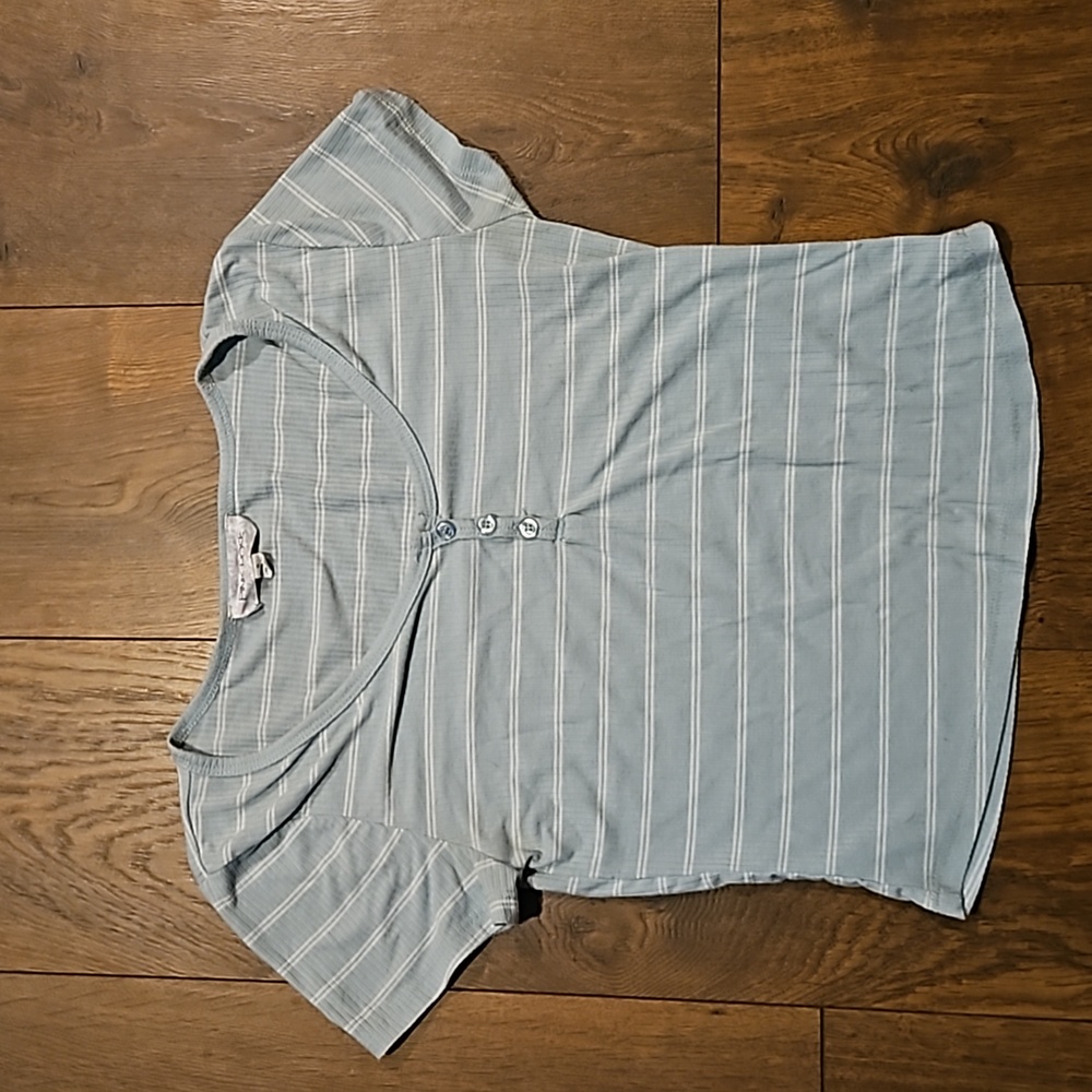 Striped crop t-shirt with buttons scoop neck